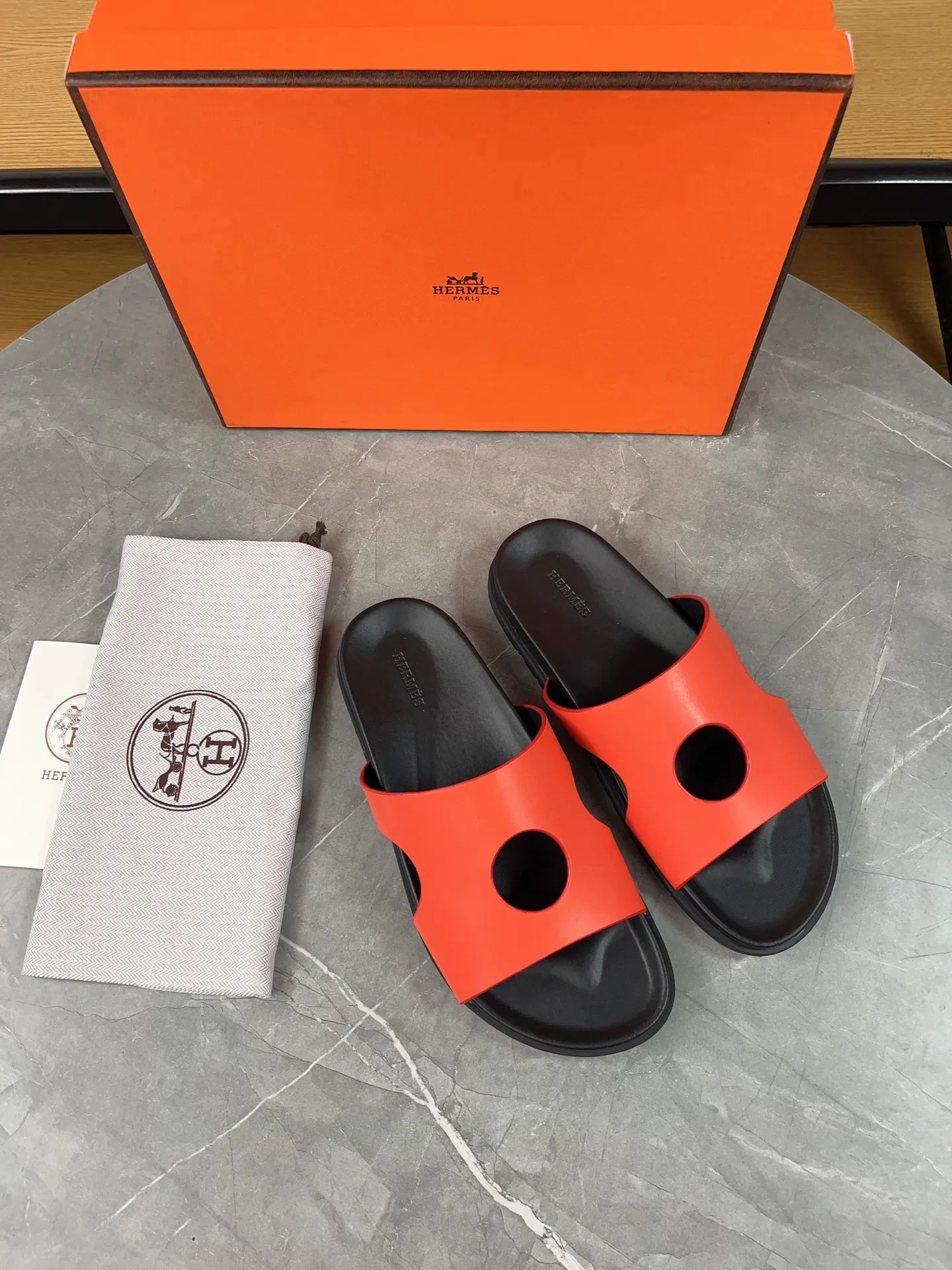 p400🐮🐮H family classic (couple style) Hermes Hermes spring and summer sandals series! Classic style, always popular slippers - sandals, great with any combination! ! ! Upper: imported PU inner lining: imported mixed sheepskin Outsole: Tpu non-slip and wear-resistant outsole Female size: 35-40 (customized at 41) Male size: 39-45 (customized at 39.45)